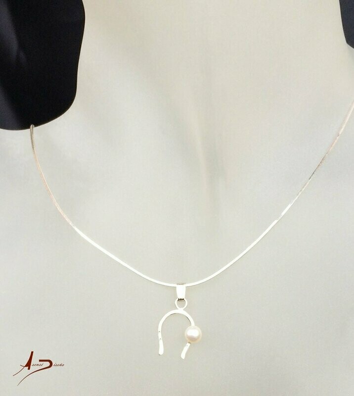 Miniatura Herradura Perla Blanca Collar