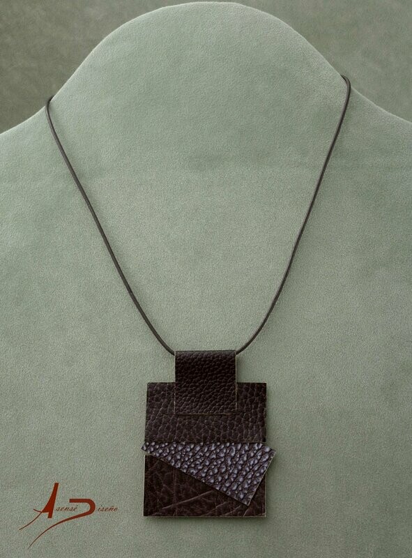 Esencia Cuero Rectangular Morado y Cordón Cuero Collar