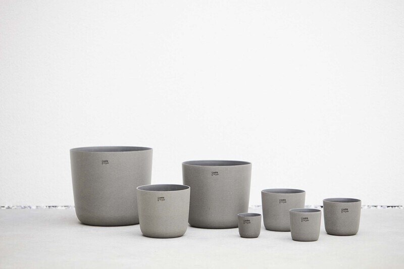 POINT VIRGULE BLOEMPOT UIT GERECYCLED PLASTIC, HOUT- EN STEENPOEDER LICHTGRIJS Ø 18CM H 15.8CM