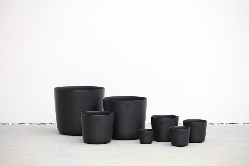 POINT VIRGULE BLOEMPOT UIT GERECYCLED PLASTIC, HOUT- EN STEENPOEDER ZWART Ø 13CM H 11.4CM