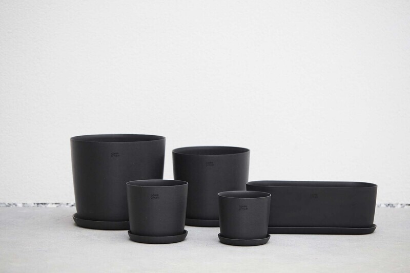 POINT VIRGULE PLANTENSCHOTEL - GERECYCLED PLASTIC, HOUT- EN STEENPOEDER ZWART Ø 15CM H 2CM