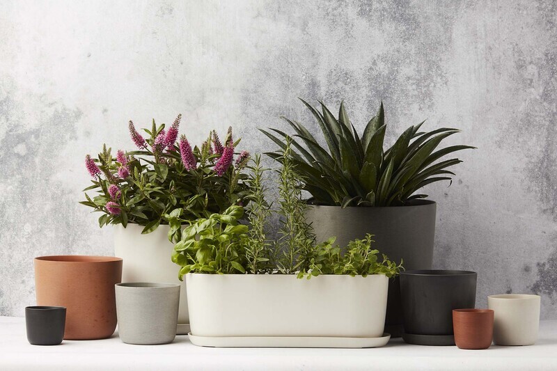 POINT VIRGULE PLANTENSCHOTEL - GERECYCLED PLASTIC, HOUT- EN STEENPOEDER WIT Ø 17,5CM H 2,2CM
