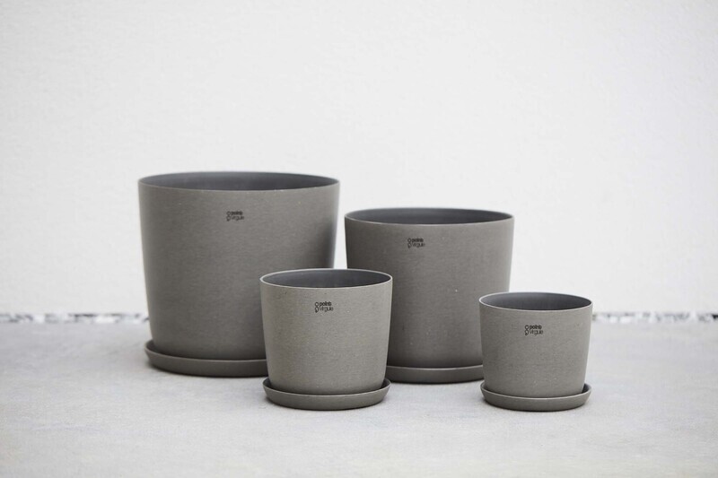 POINT VIRGULE PLANTENSCHOTEL - GERECYCLED PLASTIC, HOUT- EN STEENPOEDER DONKERGRIJS Ø 17,5CM H 2,2CM