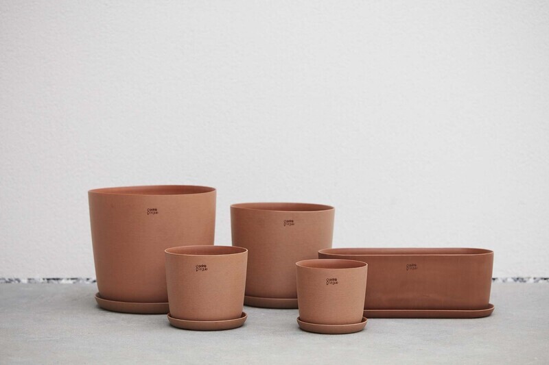 POINT VIRGULE PLANTENSCHOTEL - GERECYCLED PLASTIC, HOUT- EN STEENPOEDER TERRACOTTA Ø 17,5CM H 2,2CM