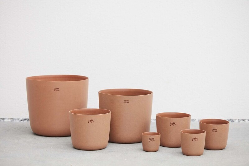 POINT VIRGULE BLOEMPOT UIT GERECYCLED PLASTIC, HOUT- EN STEENPOEDER TERRACOTTA Ø 13CM H 11.4CM