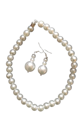 White pearl set necklace & earrings