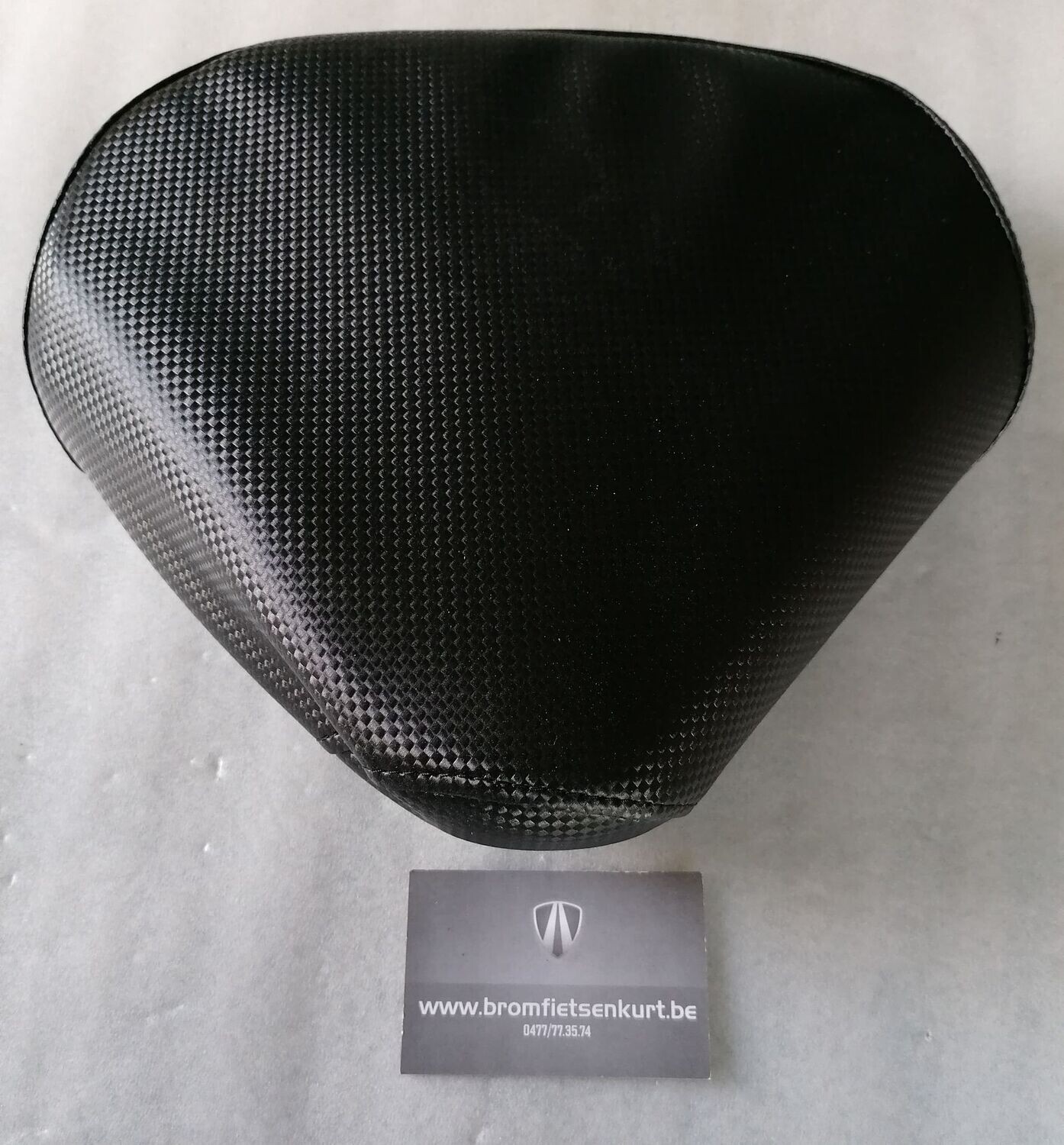 Zadelovertrek zwart (carbon look) + vulling (paddestoel)