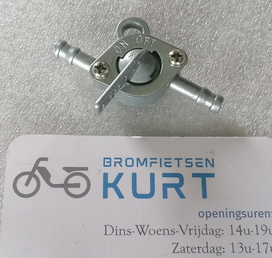Benzinekraan tussen leiding