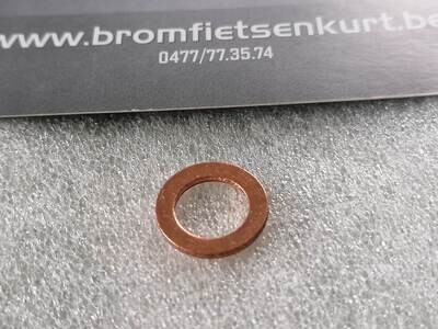 Copper seal oil at filler cap rear bolt