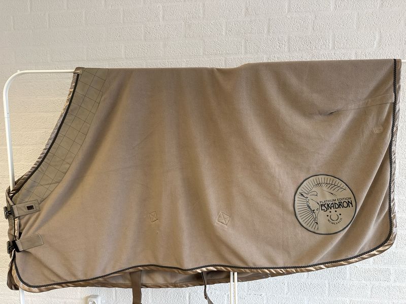 Eskadron Platinum fleecedeken beige medium 185 Eskadron Platinum fleecedeken beige medium 185