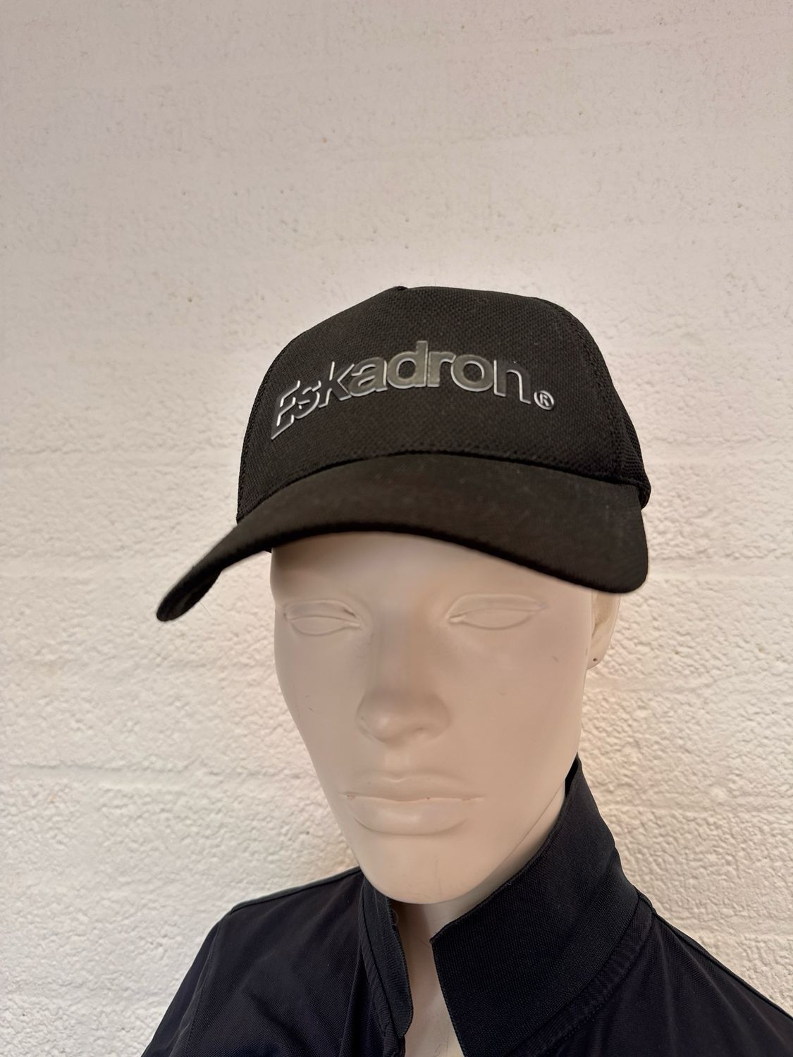 Eskadron pet zwart