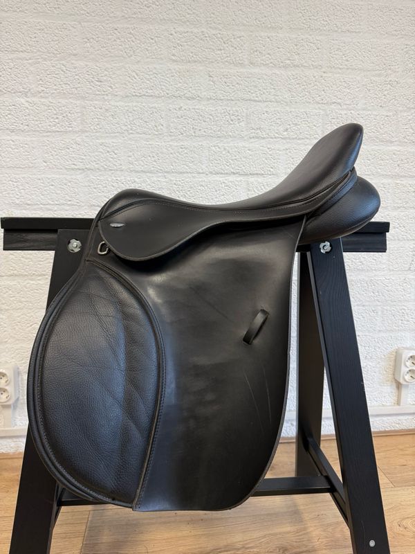 Thorowgood veelzijdigheid zadel zwart 17,5 inch Thorowgood veelzijdigheid zadel zwart 17,5 inch