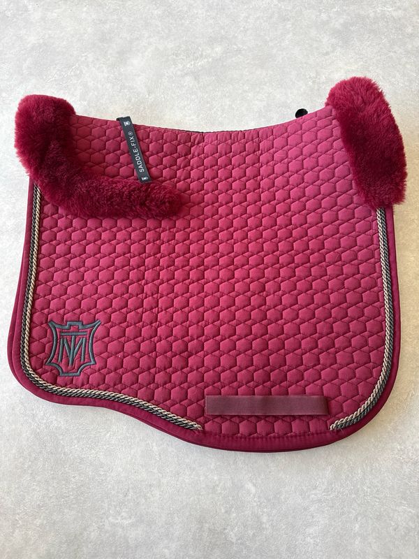 Mattes dekje bordeaux full dressuur