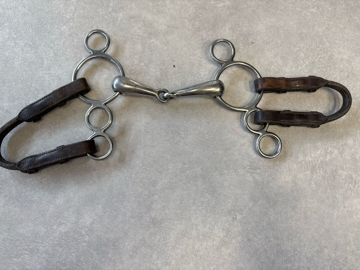 Enkelgebroken pelham met bruine riempjes 11,5