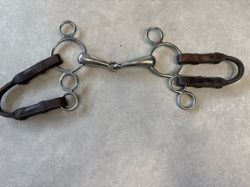 Enkelgebroken pelham met bruine riempjes 11,5