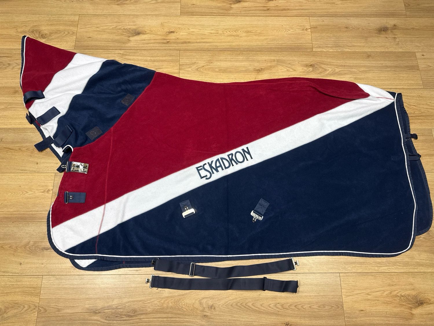 Eskadron zweetdeken met hals rood wit blauw 185