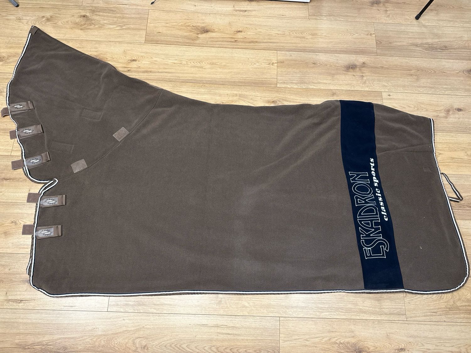 Eskadron zweetdeken fleecedeken met hals bruin 205