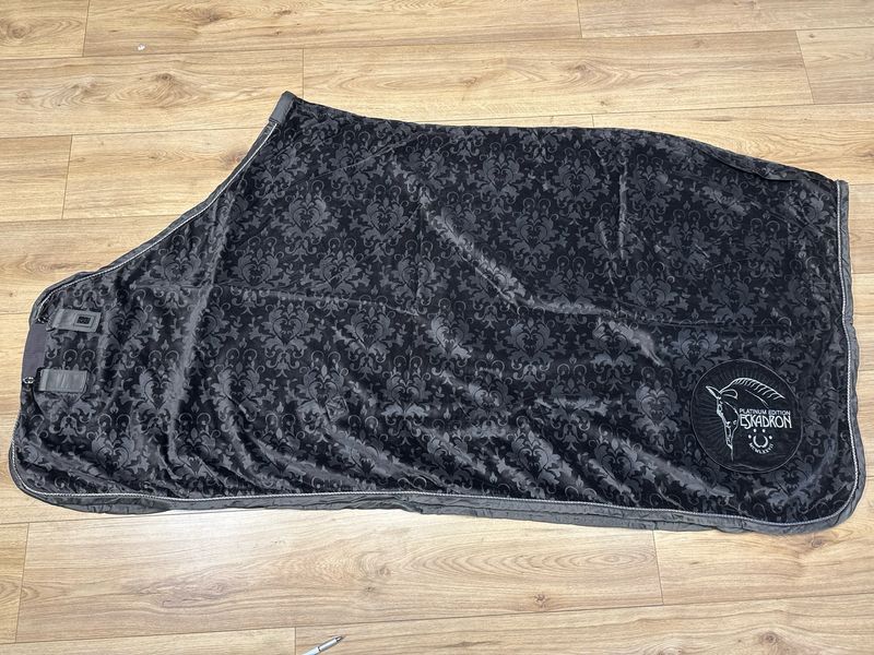 Eskadron Platinum deken print bruin 205 Eskadron Platinum deken print bruin 205