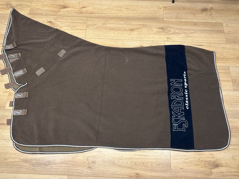 Eskadron zweetdeken met hals bruin 185 Eskadron zweetdeken met hals bruin 185
