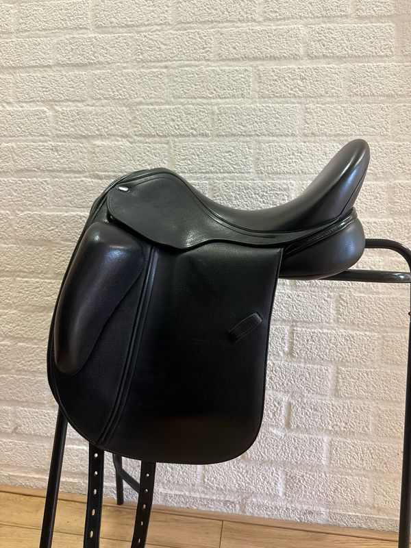 Skyway Pandora dressuurzadel zwart lak 17 inch medium boom