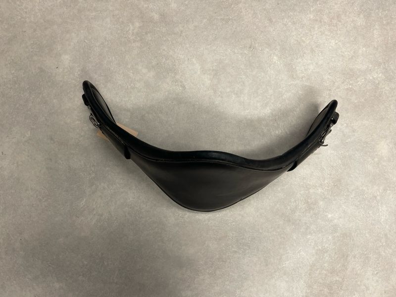 Dressuur singel buikflap zwart 65