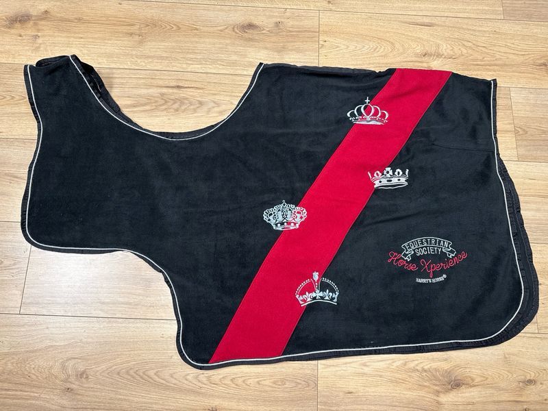 Harry’s horse equestrian society uitrijdeken zwart rood full