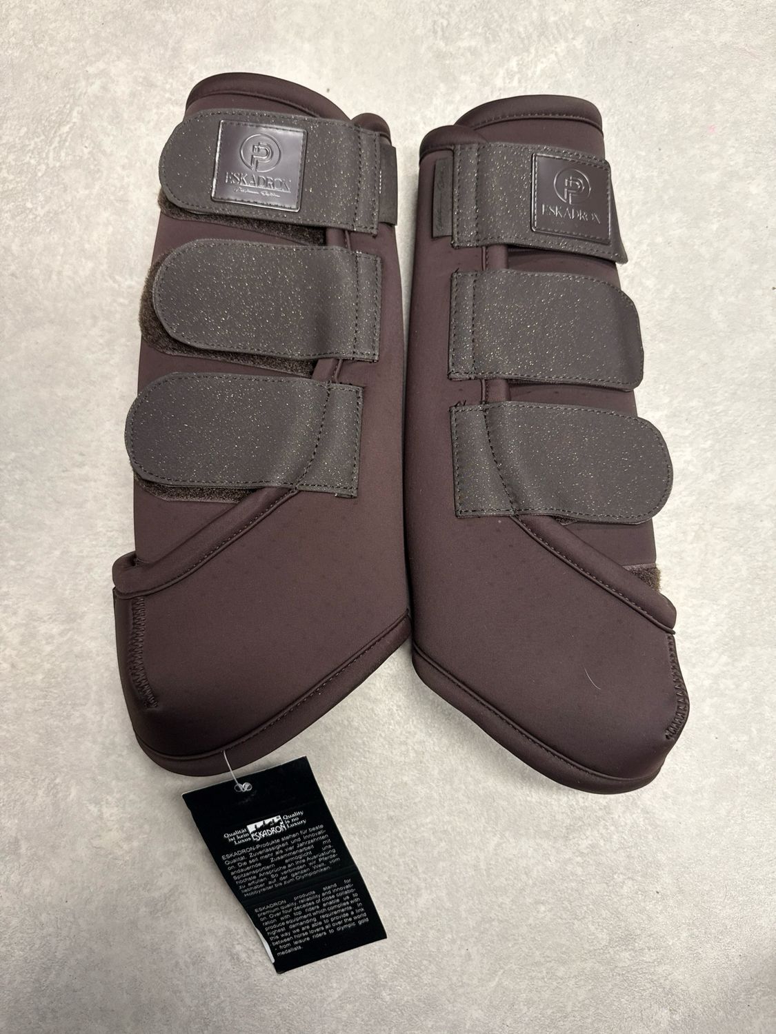 Eskadron platinum beschermers achter bruin cob