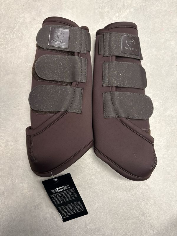 Eskadron platinum beschermers achter bruin cob