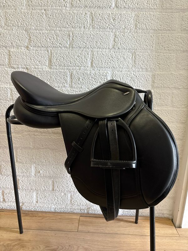 Tekna Letek VZ veelzijdigheidszadel zwart 17,5 MW Tekna Letek VZ veelzijdigheidszadel zwart 17,5 MW