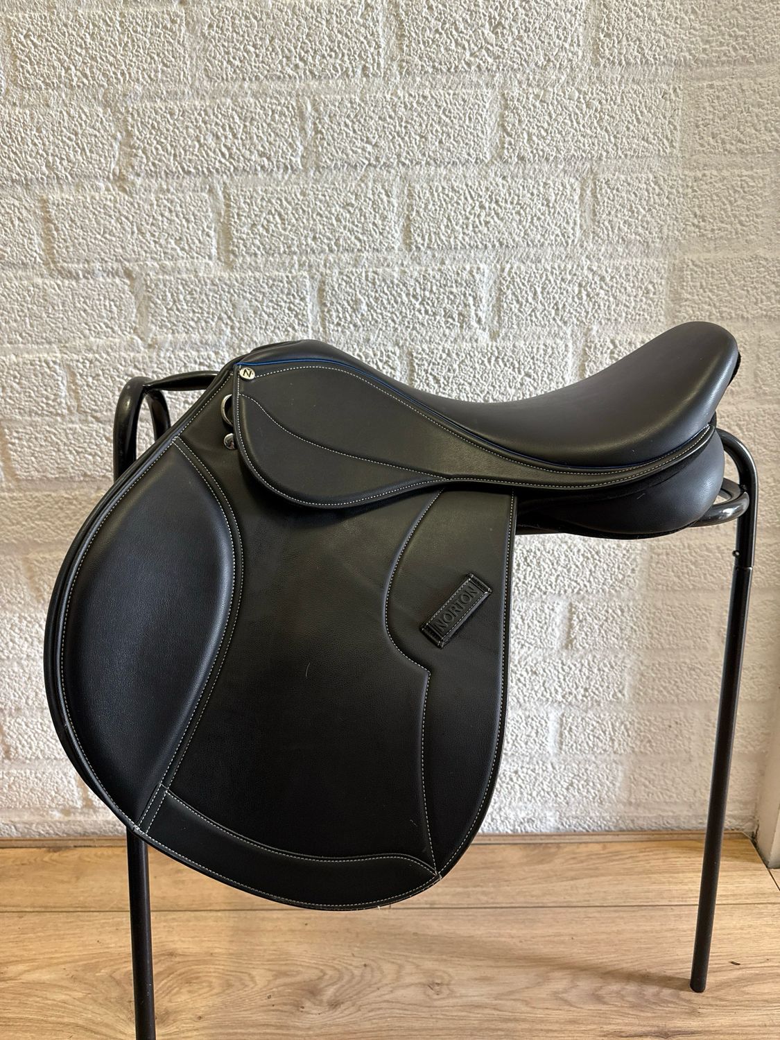 Norton veelzijdigheidszadel zwart 17,5