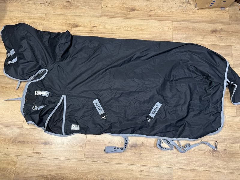QHP winterdeken met vaste hals 200g zwart 195 QHP winterdeken met vaste hals 200g zwart 195