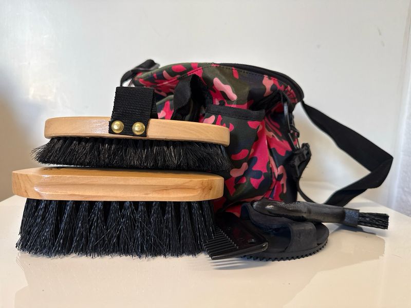 Harry’s horse poetstas camo diva met borstels