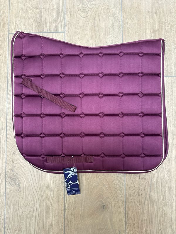 Harry’s horse dekje Satin Denici Cavalli Maroon Bordeaux full dressuur Harry’s horse dekje Satin Denici Cavalli Maroon Bordeaux full dressuur