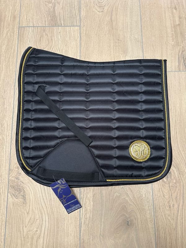 Harry’s horse dekje Satin Denici Cavalli Gold zwart goud dressuur Harry’s horse dekje Satin Denici Cavalli Gold zwart goud dressuur