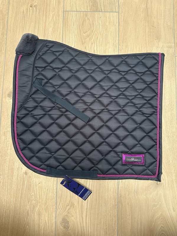 Harry’s horse dekje badge grijs paars full dressuur