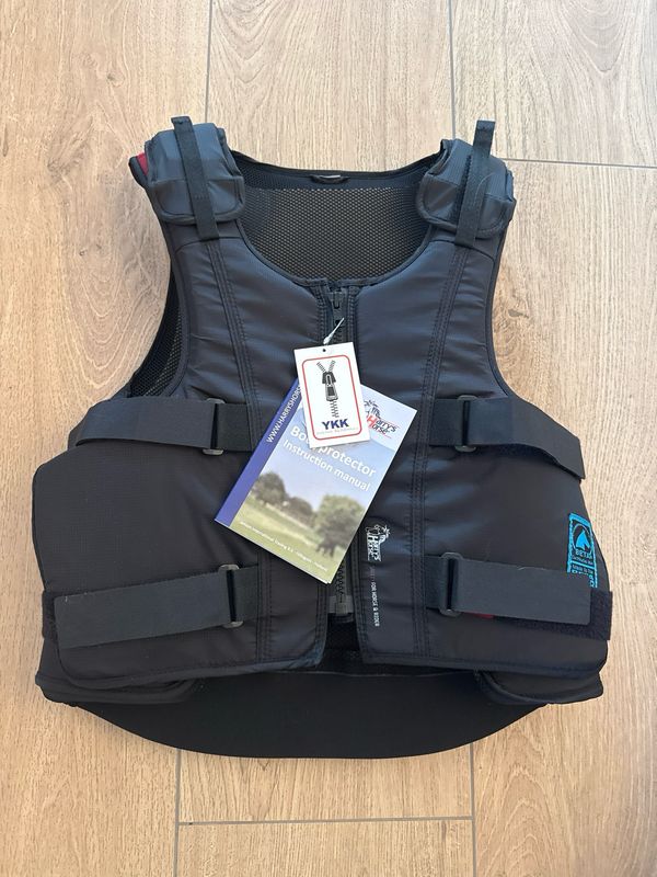 Harry’s horse bodyprotector slim fit adult / senior zwart large Harry’s horse bodyprotector slim fit adult / senior zwart large