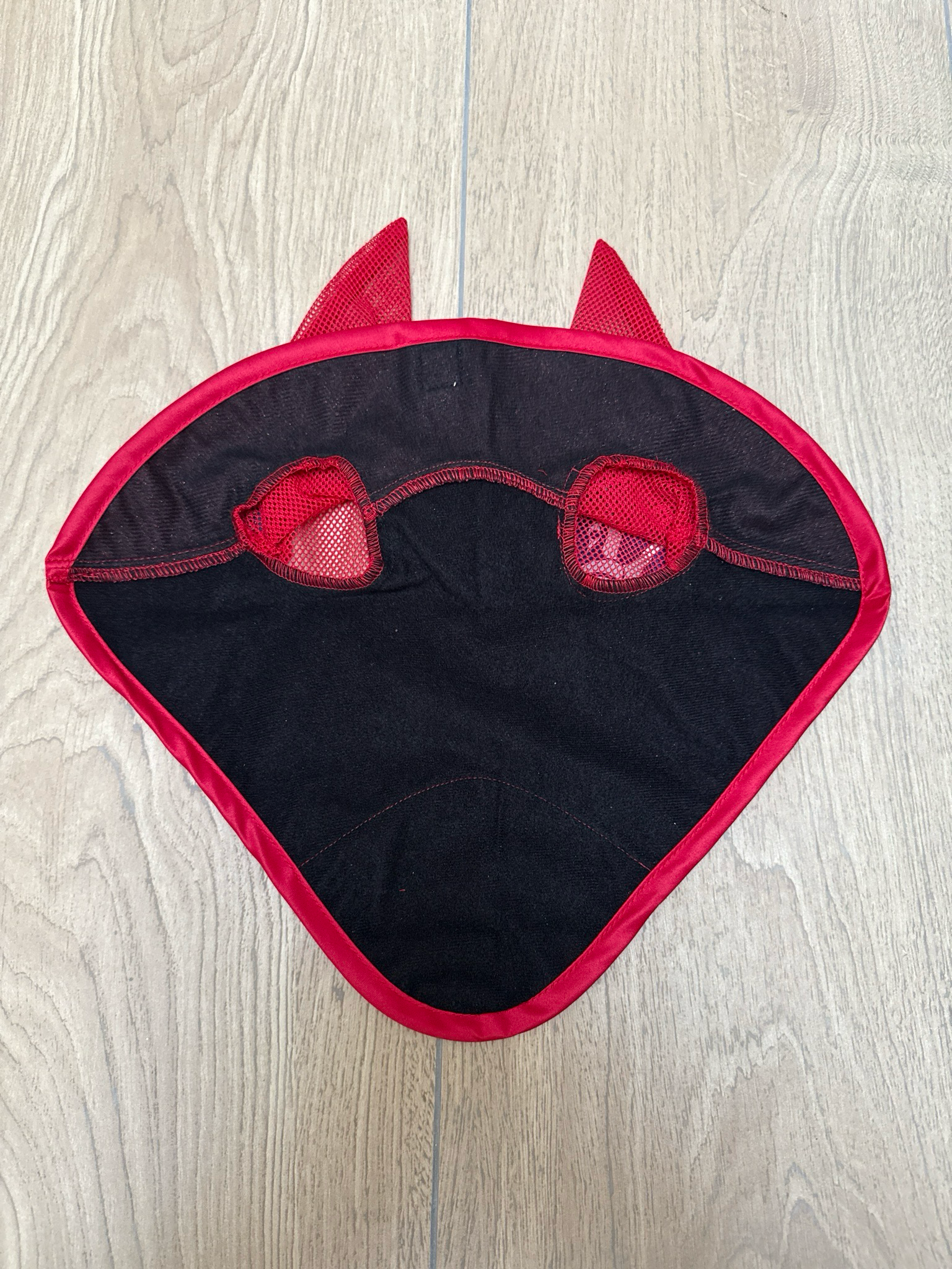 Harry’s horse oornetje Silverstone rood full