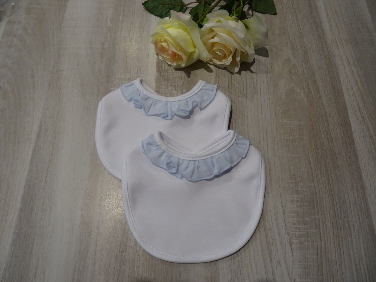 Setje slabbetjes blauwe ruffle