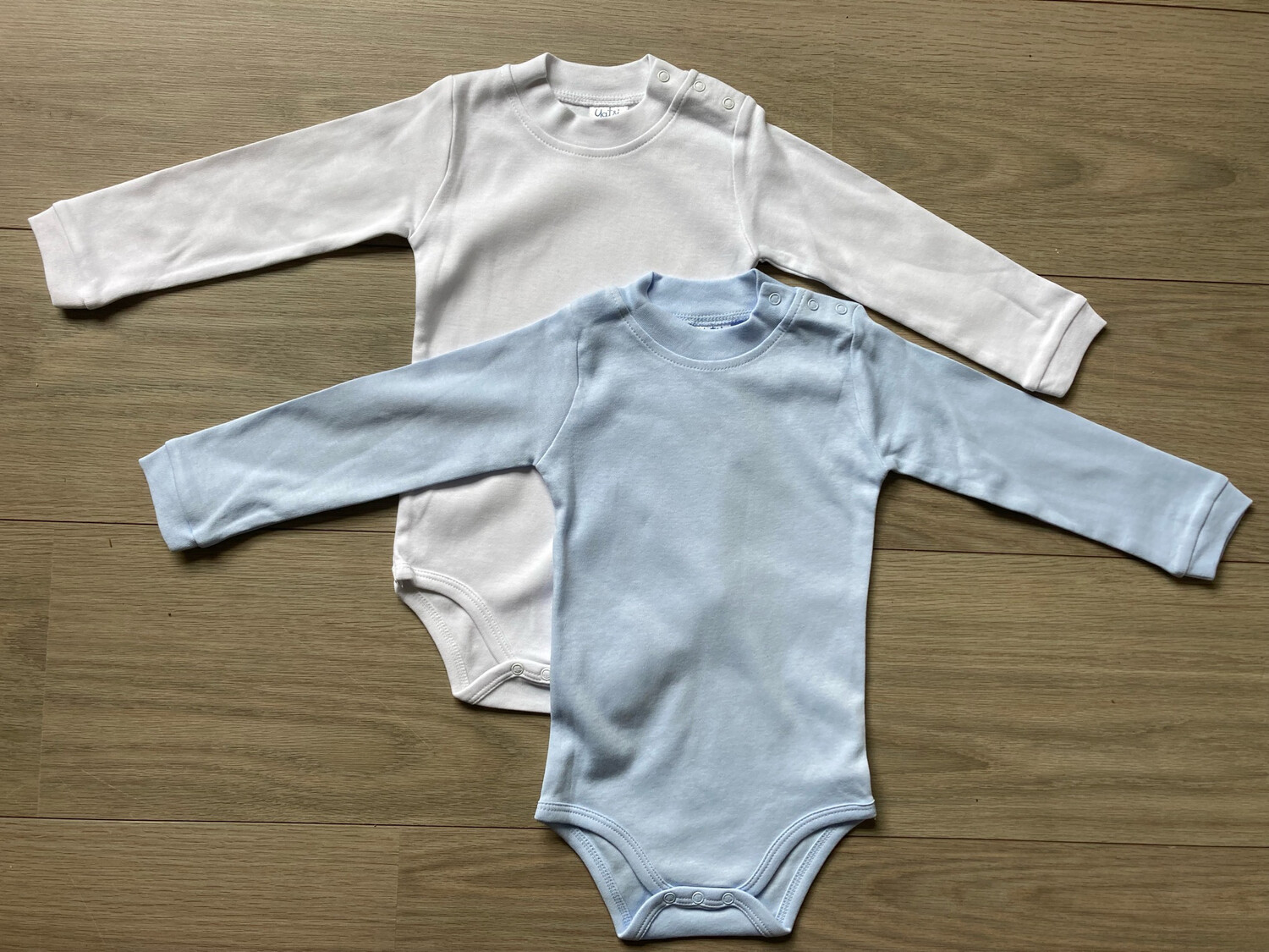 2 body&#39;s wit &amp; babyblauw