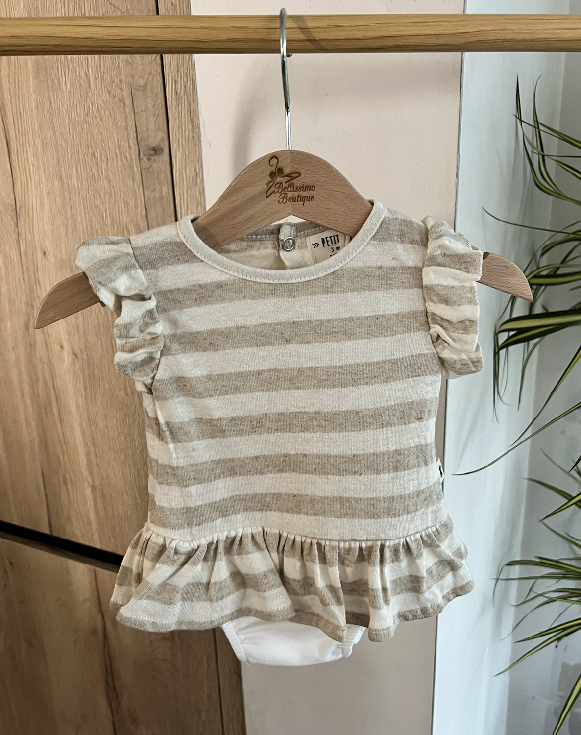 Romperkleedje Juliette Petit Indi - wit/beige gestreept
