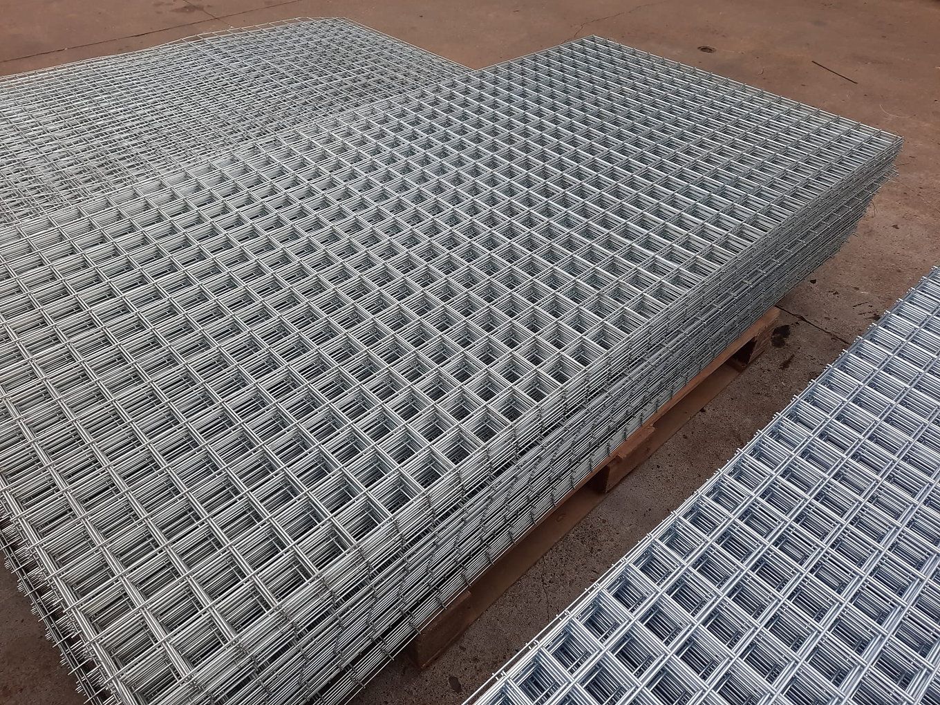 Draadpaneel / volièrepanelen verzinkt – 1 x 2 meter | Maas 55x57 mm | 3,6 mm draad Draadpaneel / volièrepanelen verzinkt – 1 x 2 meter | Maas 55x57 mm | 3,6 mm draad