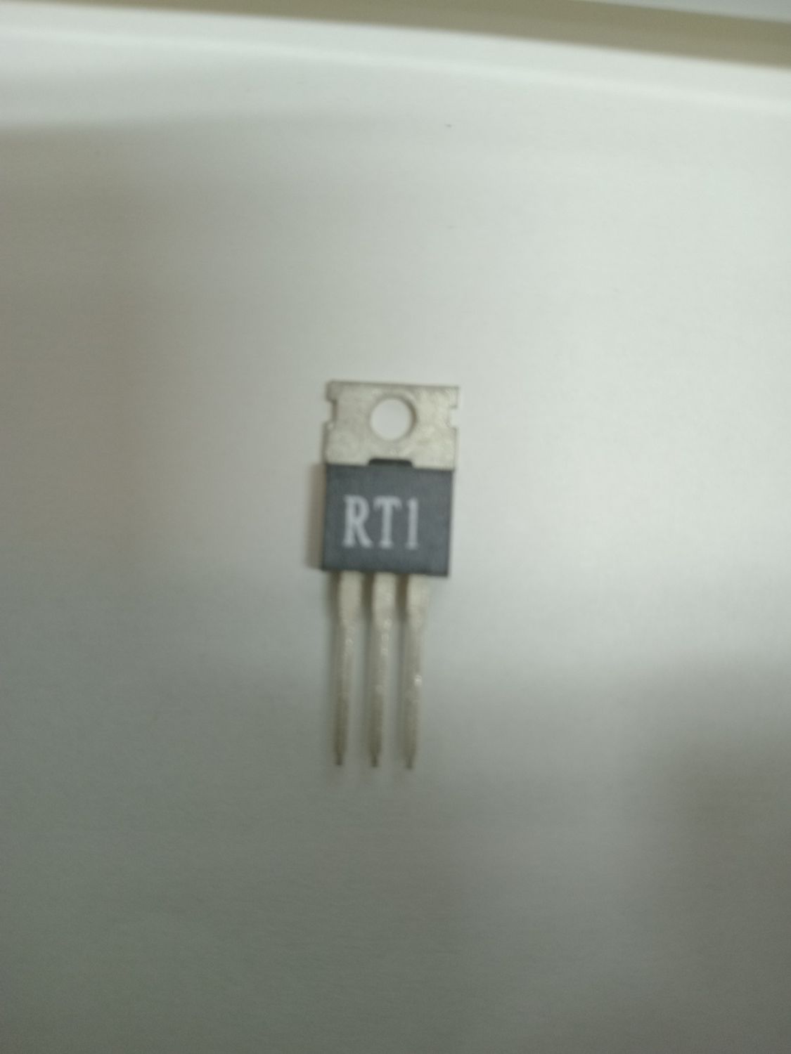 Transistor RT1 (IRF520)