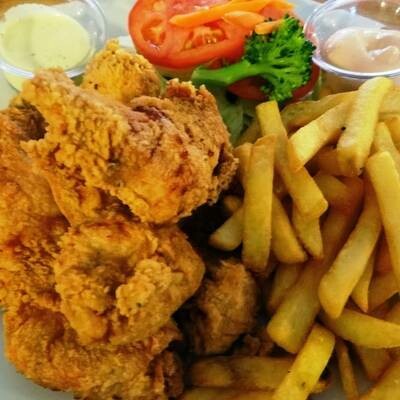 CHICHARRON DE POLLO CON PAPAS DORADAS
