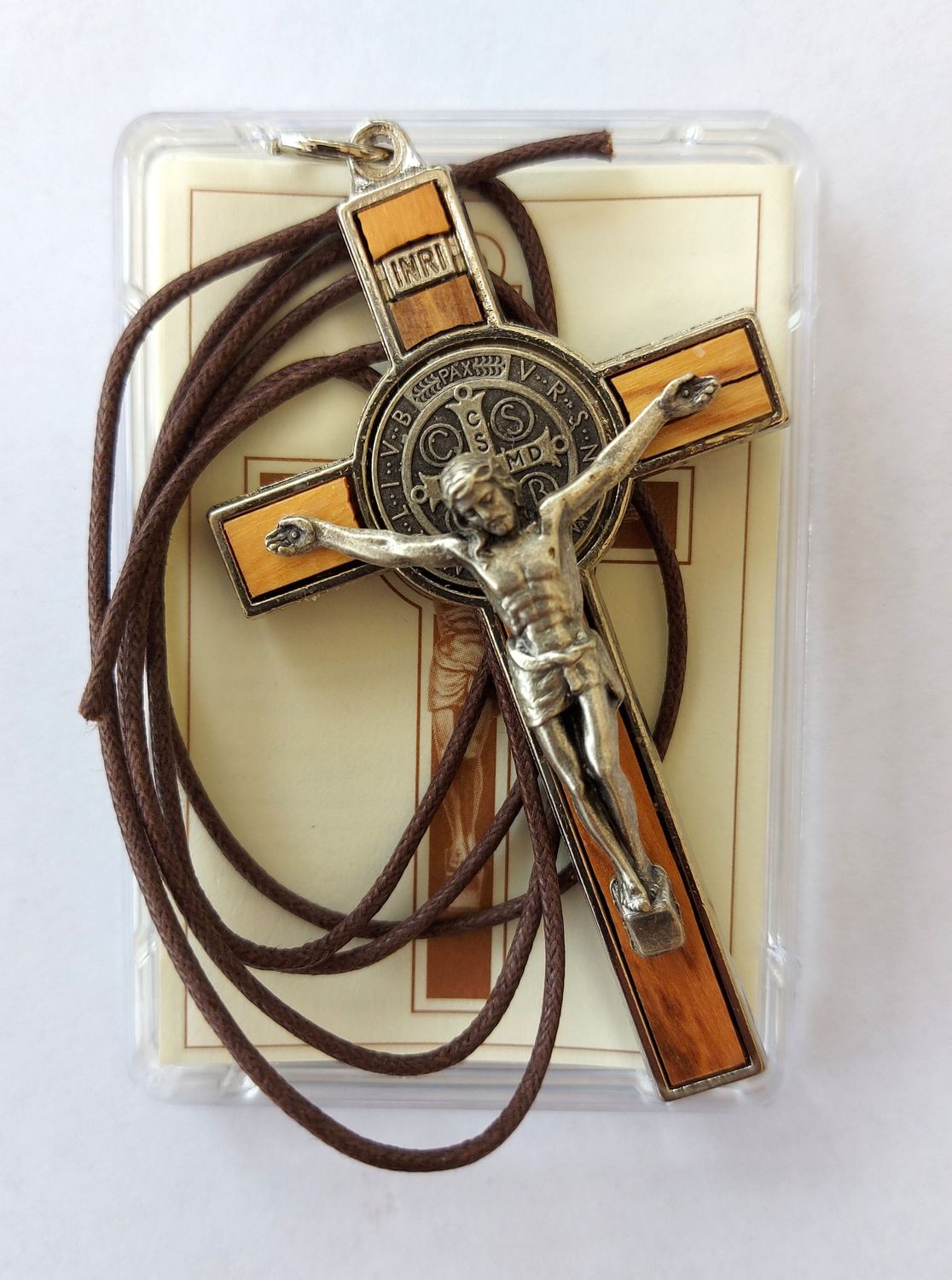 Croix Benedictus avec incrustation en bois d'olivier Croix Benedictus avec incrustation en bois d'olivier