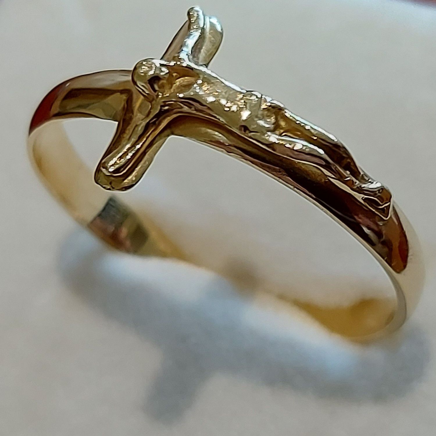 Ring 14 Karat Gold mit Kreuz und Corpus