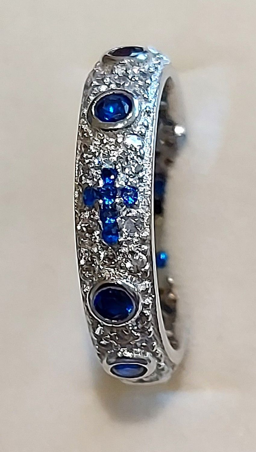 Rosenkranzring aus Silber mit blauen Zirkonia, mit Kreuz