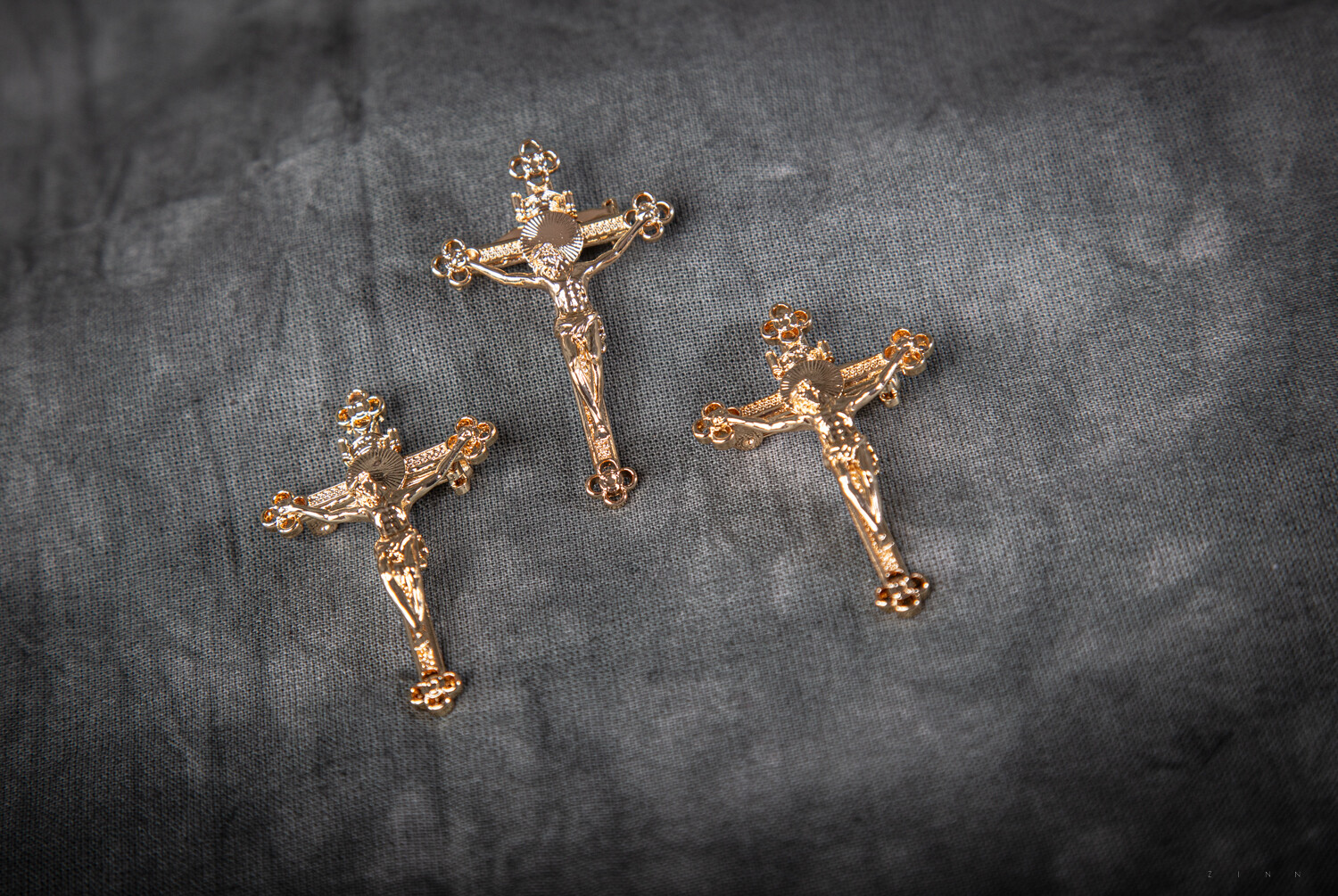 Gold crucifix pin/pendant
