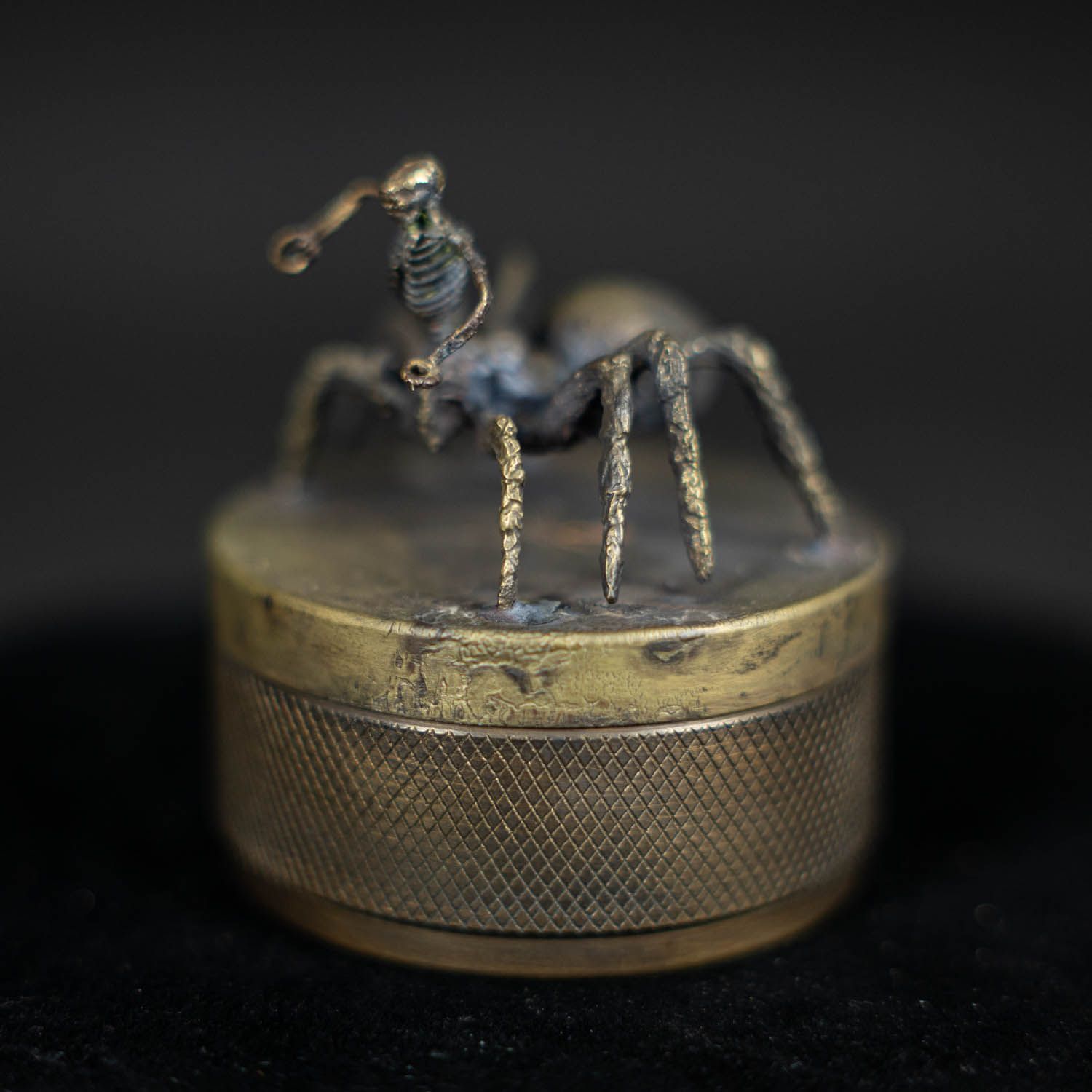 Widows grasp trinket holder