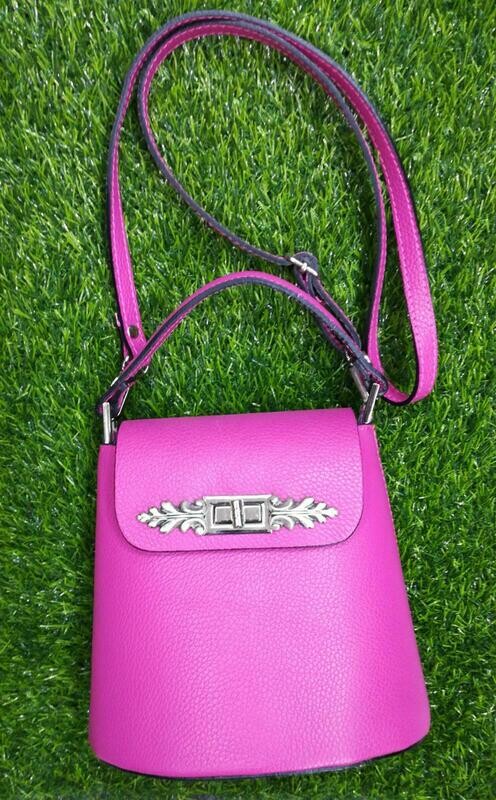 Veronika
pink € 49,00 Veronika
pink € 49,00