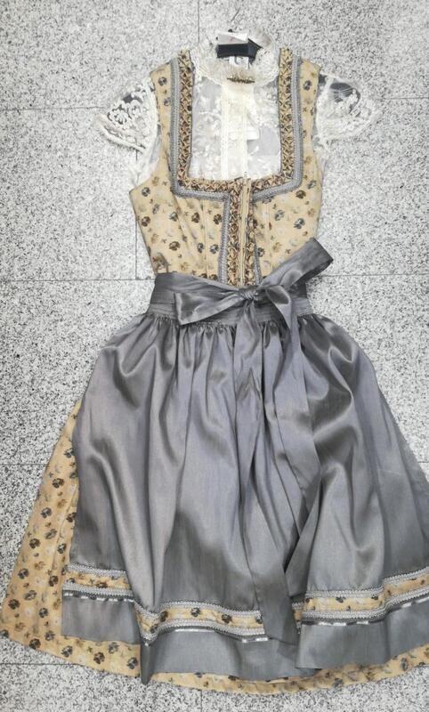 Dirndl Senfi S € 99,00 Dirndl Senfi S € 99,00